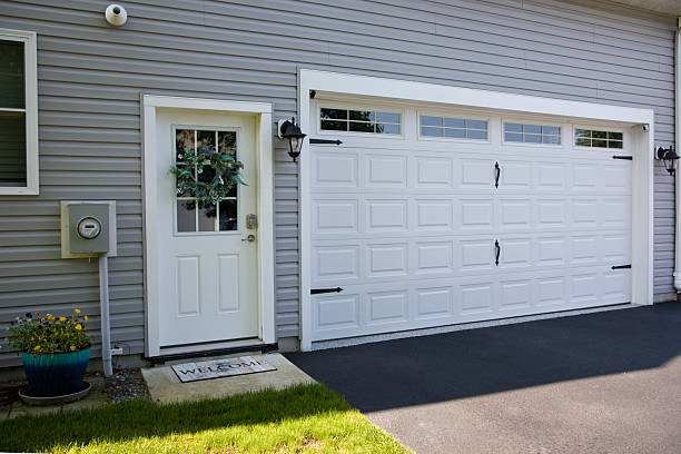 24/7 Emergency Garage Door Panel Replacement experts in Forsgate, NJ